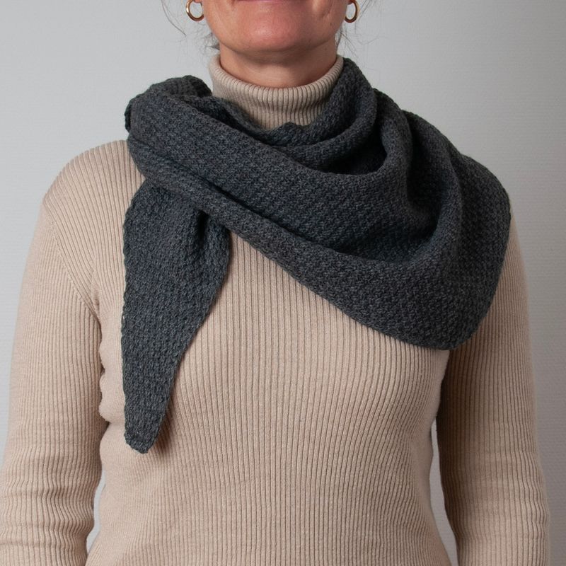 Perlestrikket triangel skjerf - gråmelert