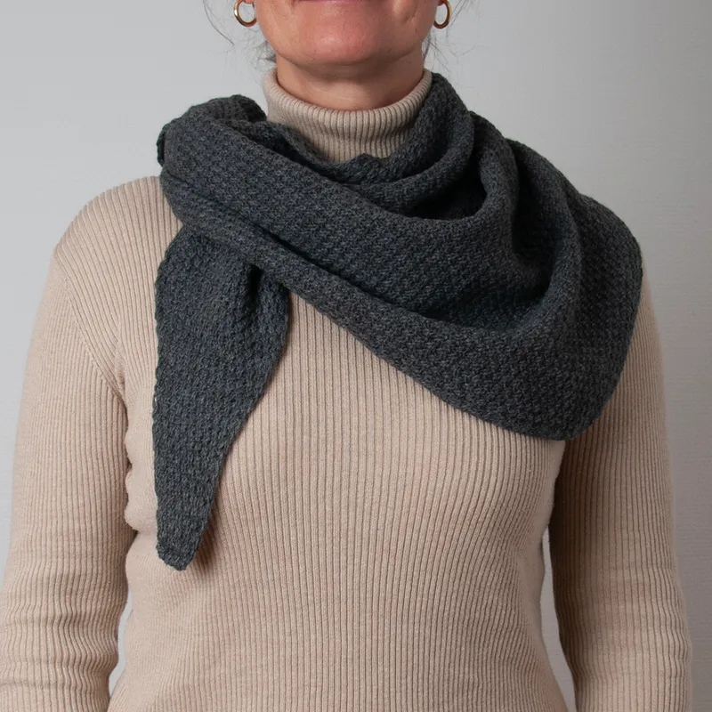Pärlstickad triangelscarf - grå fläckig