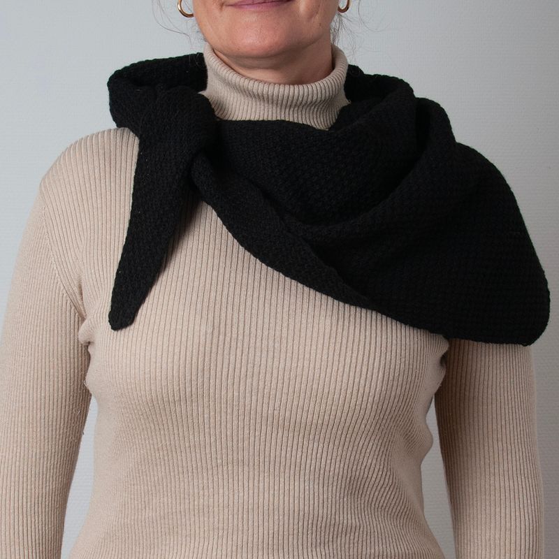 Perlestrikket triangel skjerf - svart