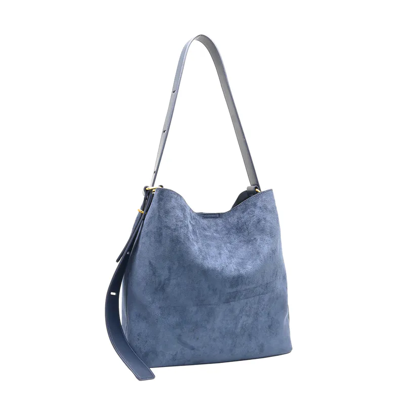 KAROLINE bucketbag i imitert semsket skinn blå
