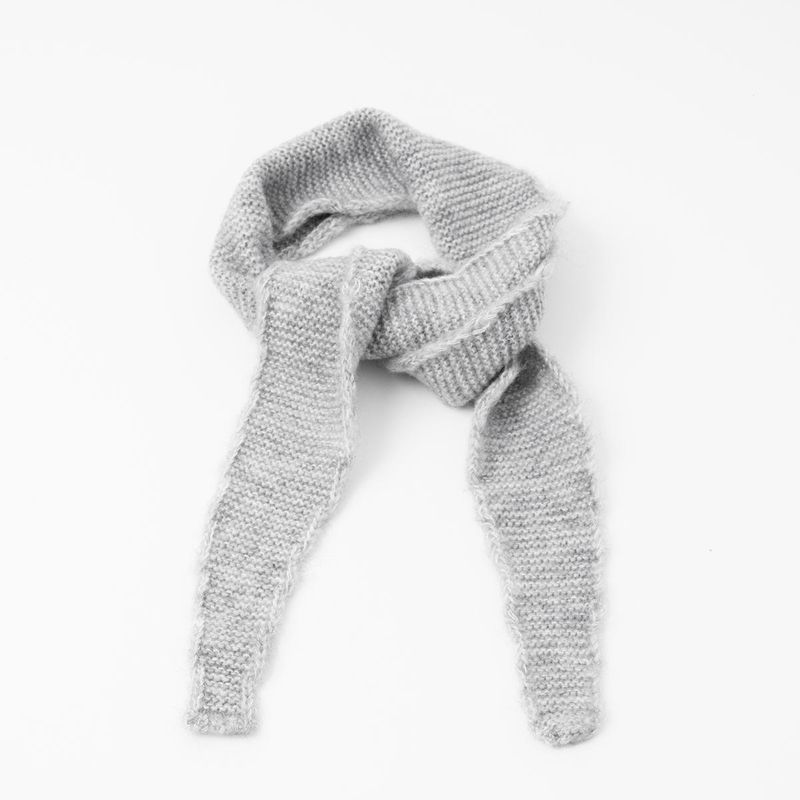Lysegrått strikket skjerf – tidløs og myk akrylblanding