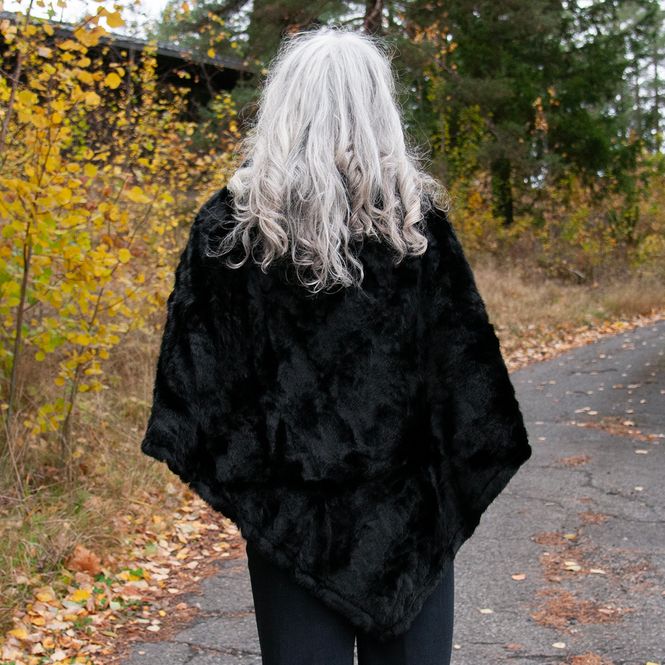 Hovedbilde Glatt poncho i fuskpels svart