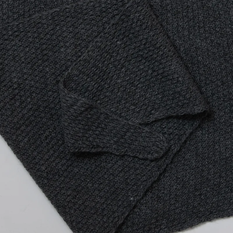 Pärlstickad triangelscarf - grå fläckig
