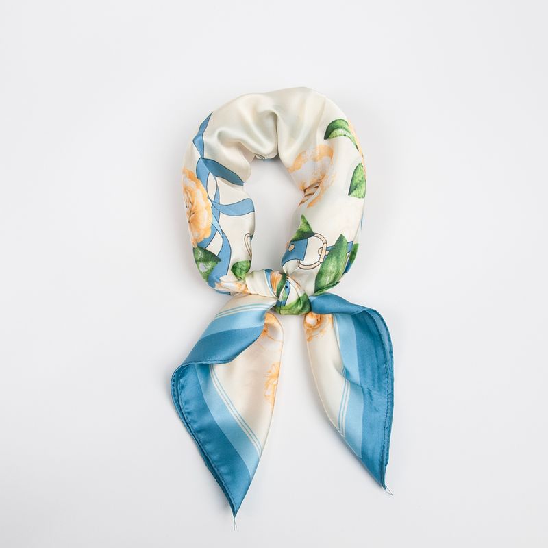 Blomstret skjerf 70x70 cm – elegant sommerfavoritt