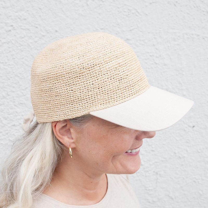 Caps i naturstrå med knyting, beige – Justerbar og stilren | Sommertilbehør