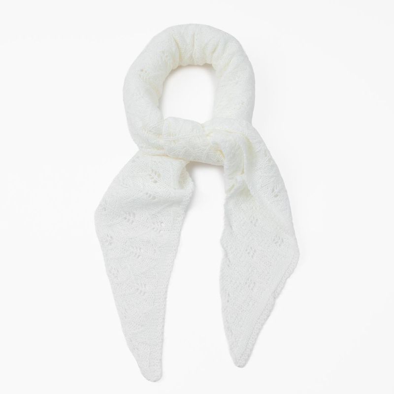 Liten trekantsjal vit - stickad scarf i akryl