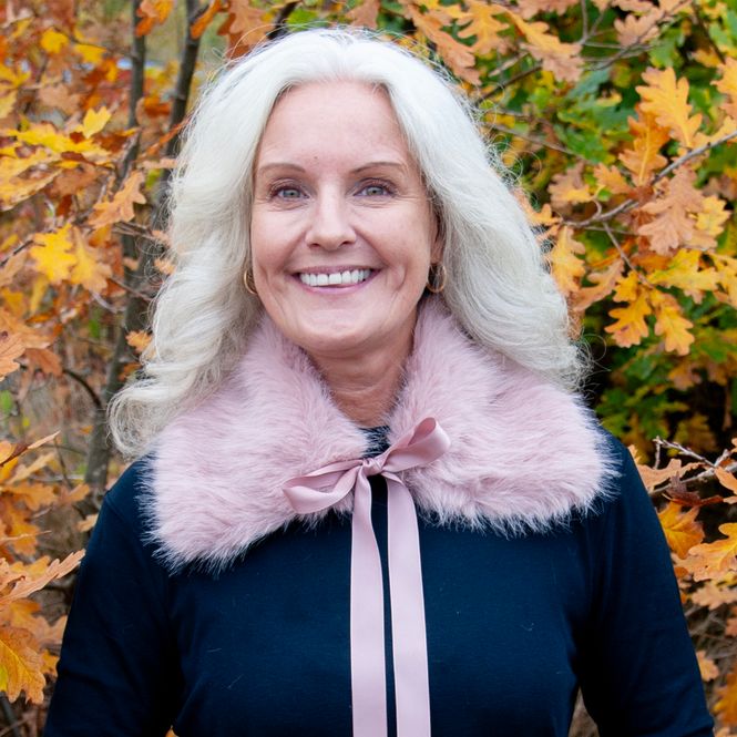 Hovedbilde Krage i fuskpels med silkebånd lys rosa