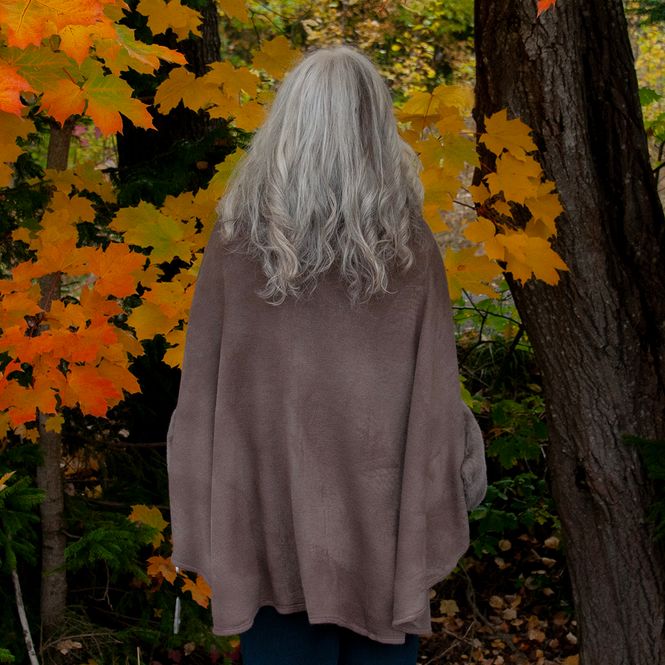 Hovedbilde Åpen poncho med fuskpelskanter taupe