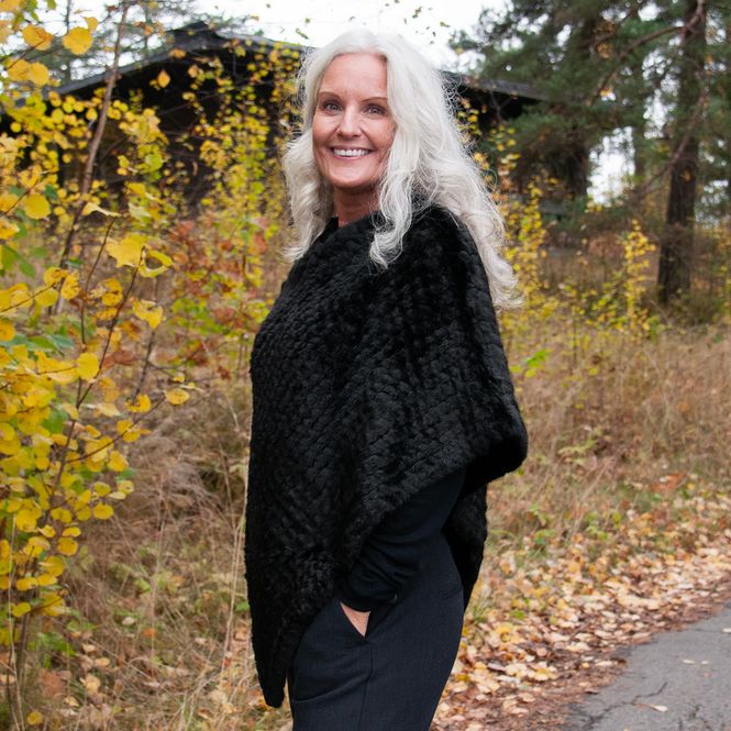 Hovedbilde Strikket poncho i fuskpels svart