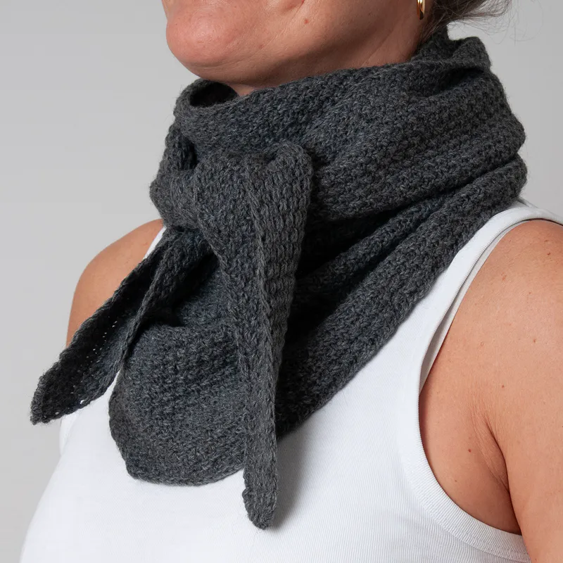 Pärlstickad triangelscarf - grå fläckig