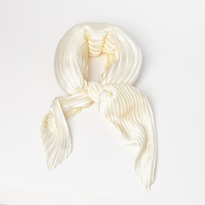 Huvudbild Plisserad scarf i offwhite 70 x 70 cm – ...