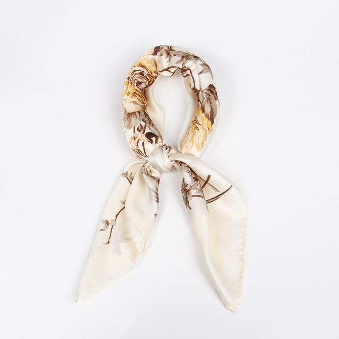Huvudbild Liten scarf Golden Bloom beige med blommor 70x70 ...