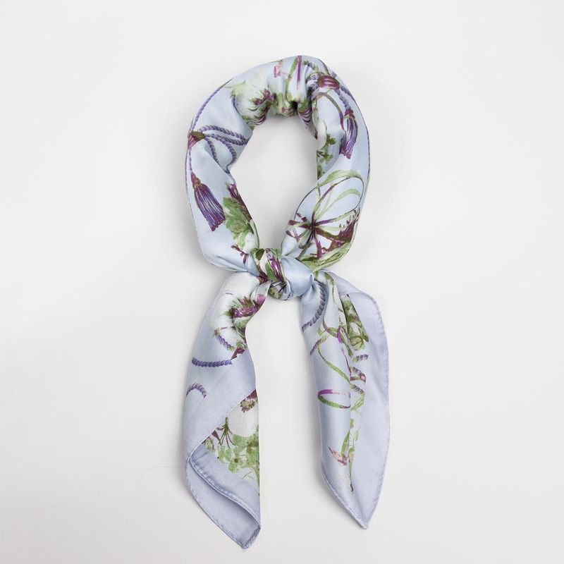 Blomstret skjerf 70x70 cm – romantisk og elegant
