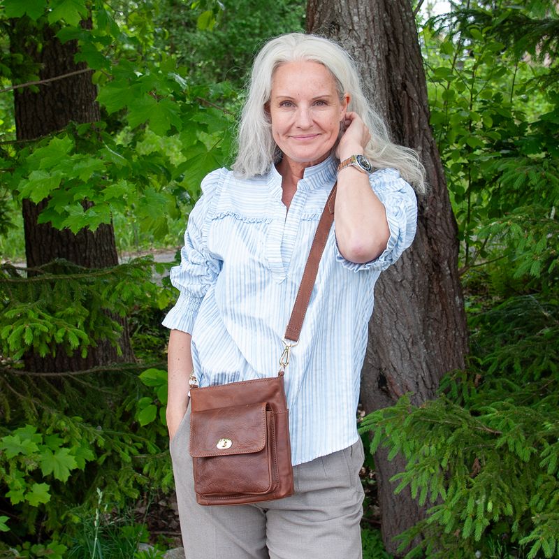 LUCA liten crossbag i skinn med frontlomme - brun